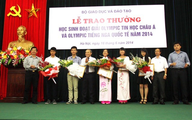 Trao thưởng cho 11 học sinh xuất sắc trong kỳ thi Olympic